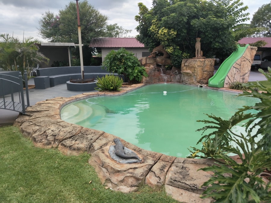 5 Bedroom Property for Sale in Mooinooi North West